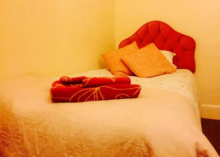 Southend Inn Hotel - Close To Beach, Train Station & Southend Airport